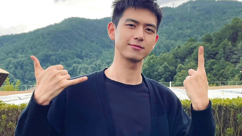 李现周雨彤新剧路透曝光单车后座甜蜜依偎cp感十足